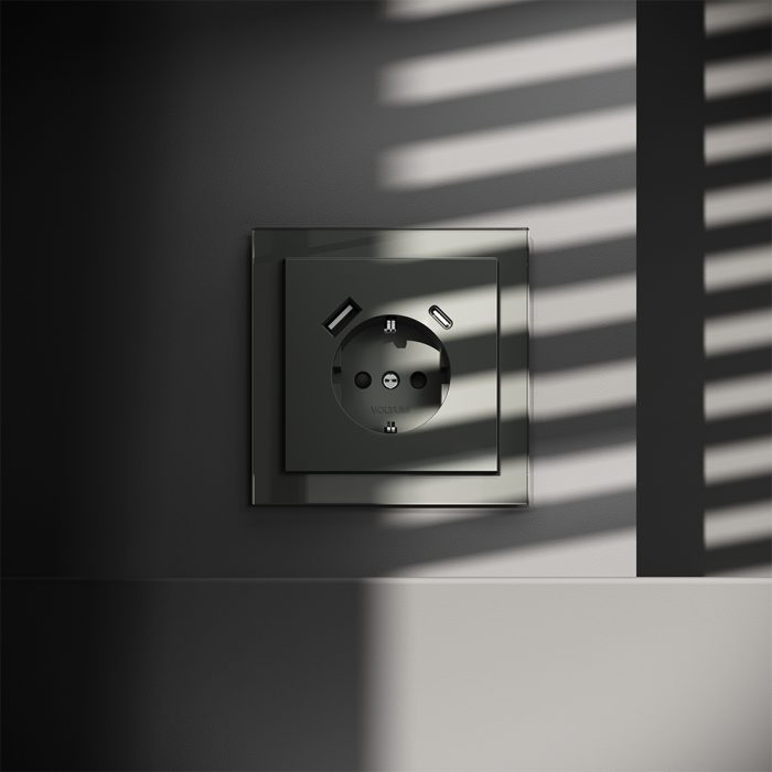 Розетка встраиваемая VOLTUM S70 с заземлением и защитными шторками, 16А, с USB, A+С, (титан)